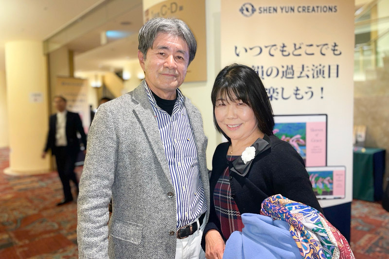 图8:建筑设计公司老板加藤充宣(Kato Mitsunori)和夫人哉子(Kanako)观赏了神韵环球艺术团在日本名古屋的首场演出。(大纪元)
