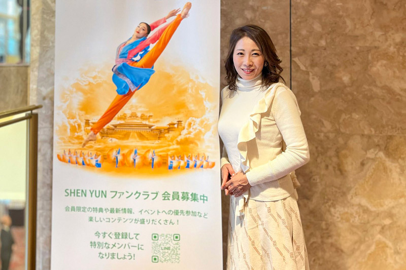 图10:二零二四年十二月二十四日下午,歌手兼作曲家江仓(エクラEkura)观赏了在名古屋的第二场演出。(大纪元)