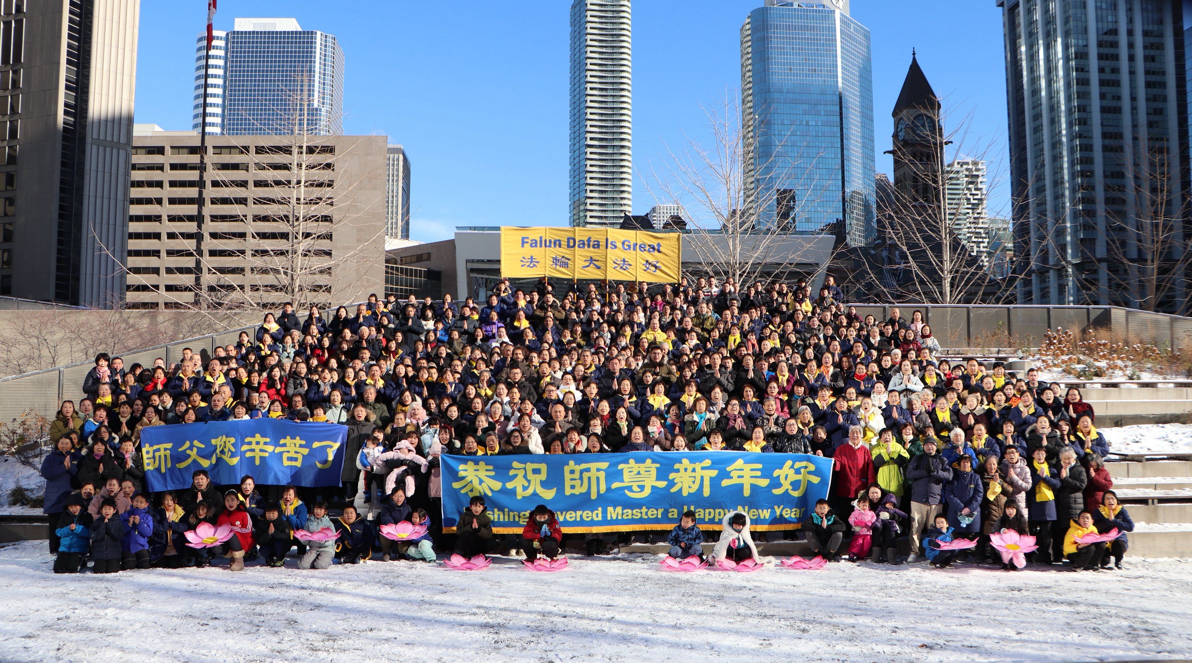 图1:二零二四年十二月二十二日,加拿大多伦多大法弟子在内森·菲利普斯广场恭祝师父新年快乐。