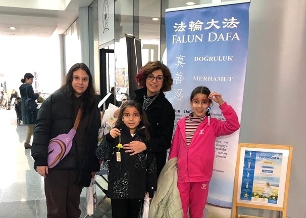 图4:老师、学生在法轮功展位前合影。