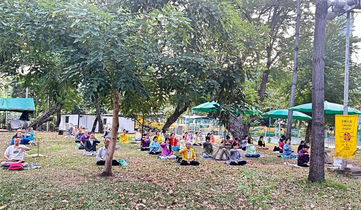 '图2:法轮功学员们在集体炼功。'