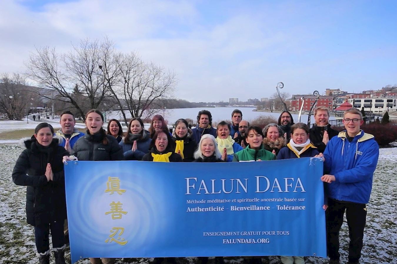 '图3:二零二四年十二月十四日,在舍布鲁克(Sherbrooke)国民湖畔(La promenade du Lac-des-Nations),法轮功学员通过视频恭祝李洪志师父新年好。'