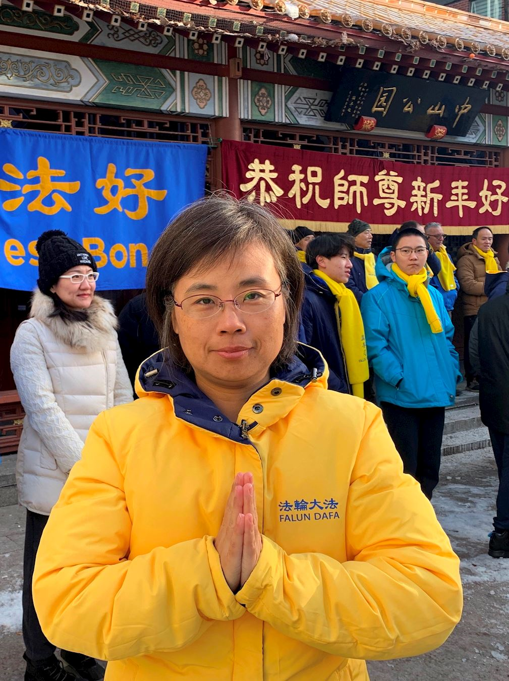 '图6:二零二四年十二月十五日,蒙特利尔法轮功学员陈女士在唐人街中山公园向李洪志师父表达感恩。'