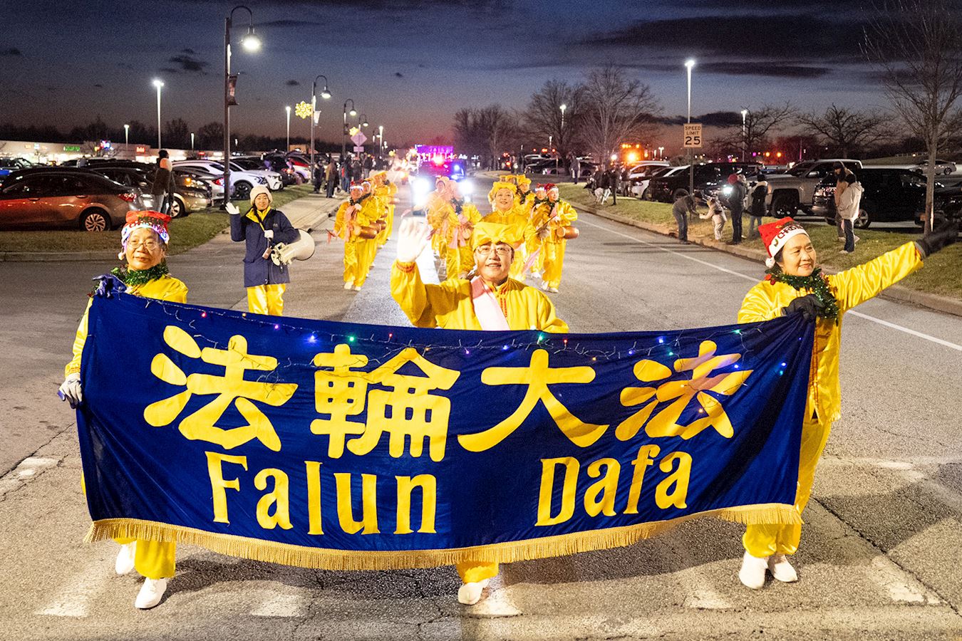 '图6~14:二零二四年十一月三十日,法轮功学员参加了沃尔基尔镇(Wallkill)圣诞点灯游行,为观众带来了条幅队、莲花队、腰鼓队、大鼓队、太鼓队等多个方阵,受到镇政府和民众的热烈欢迎。'