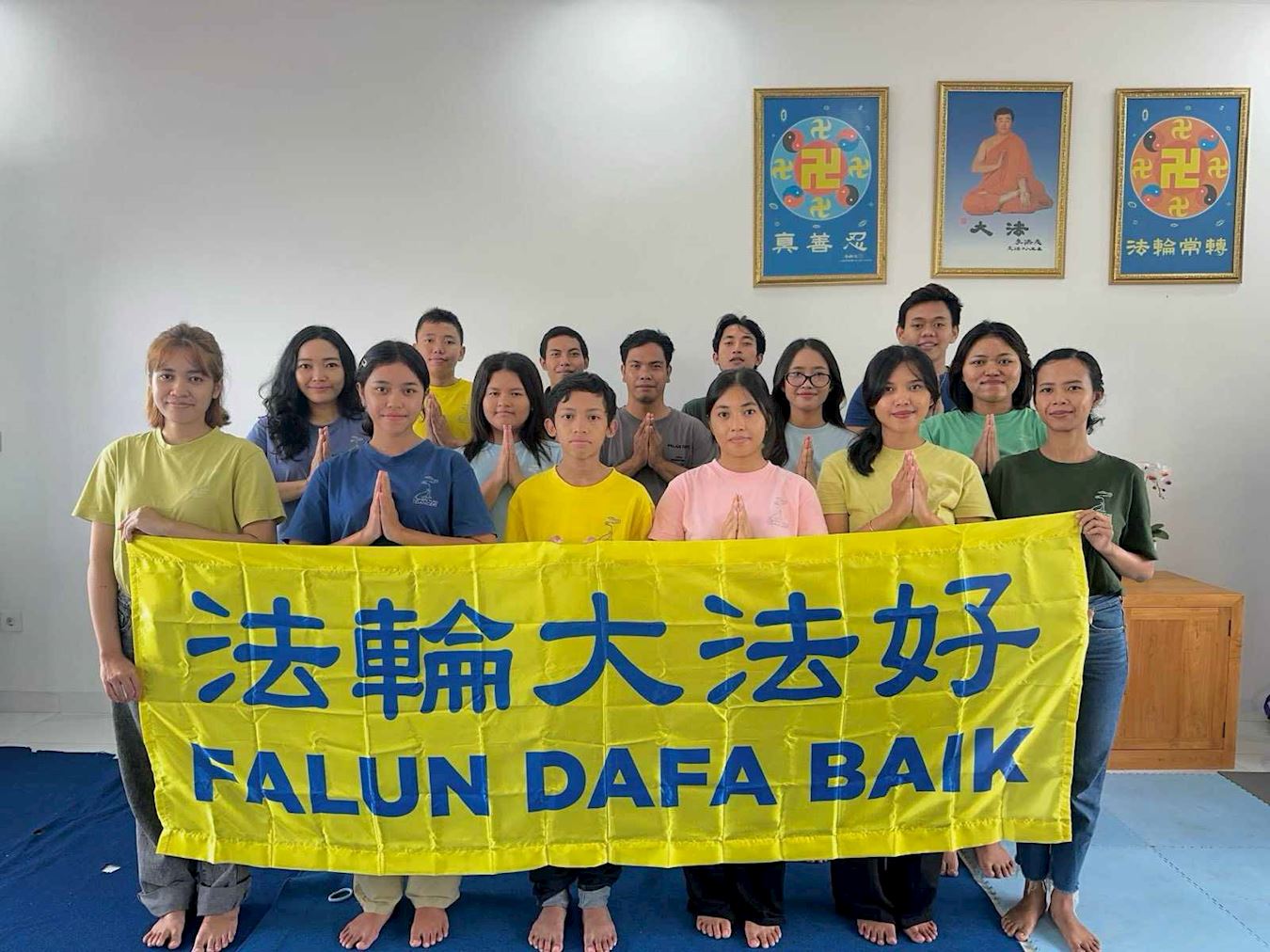 '图1:青年法轮大法学员诚挚感谢李洪志师父对他们修炼的悉心指导,并恭祝慈悲伟大的师父新年快乐。'