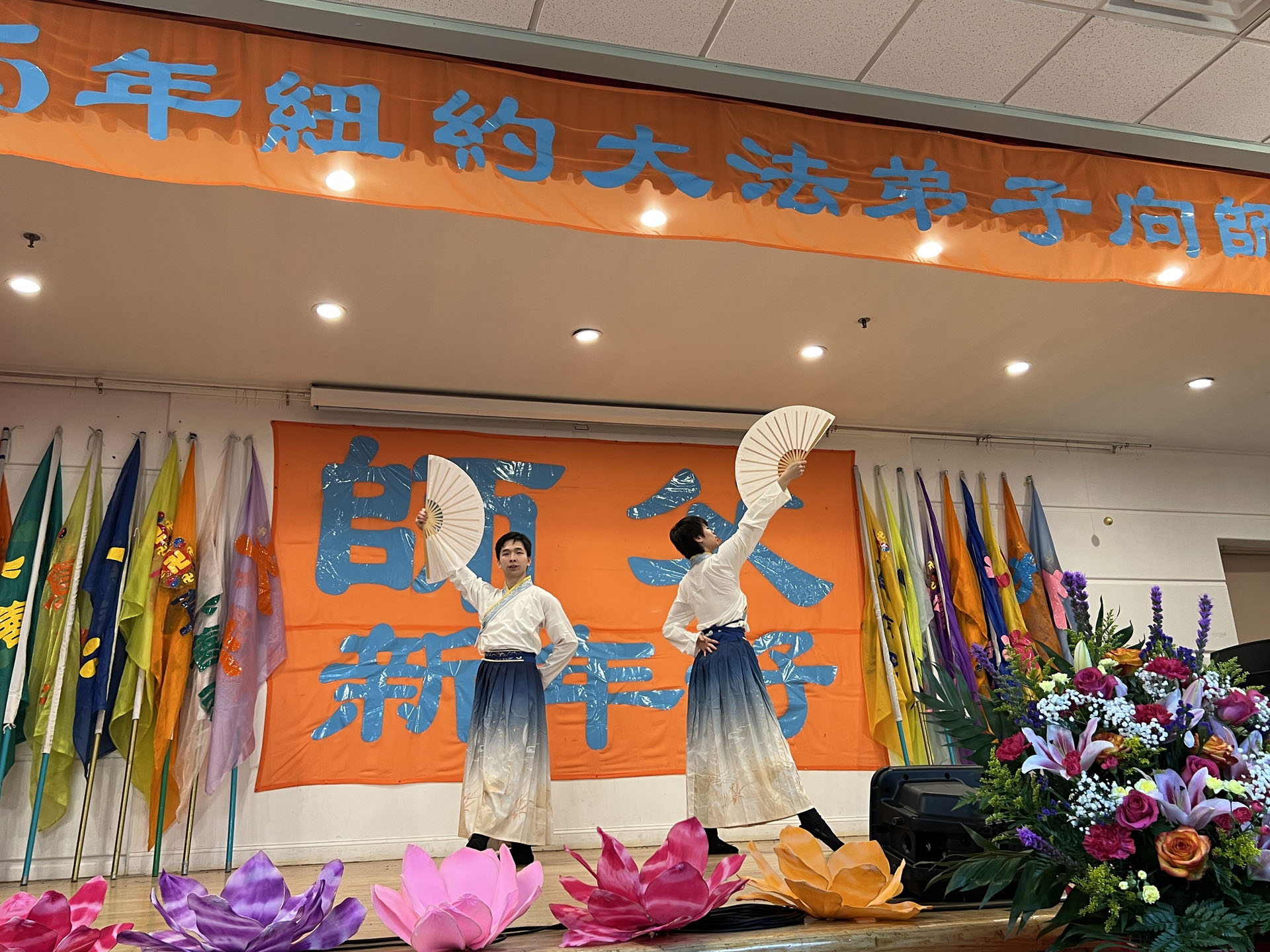 图4:双人舞《秋韵流扇》