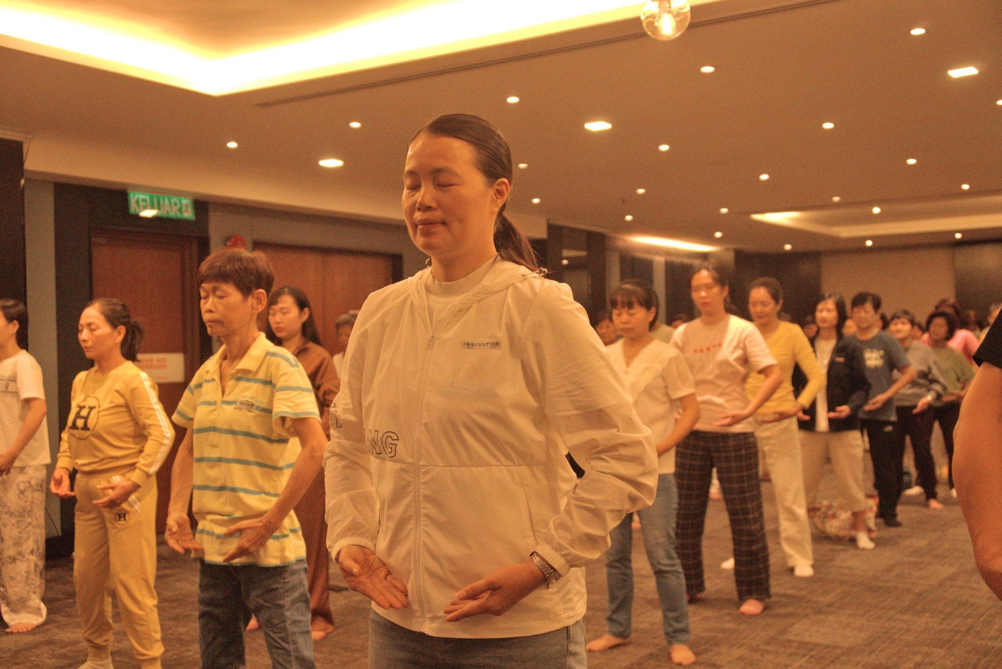 图3,法轮功学员齐聚一堂炼功,场面一片祥和。