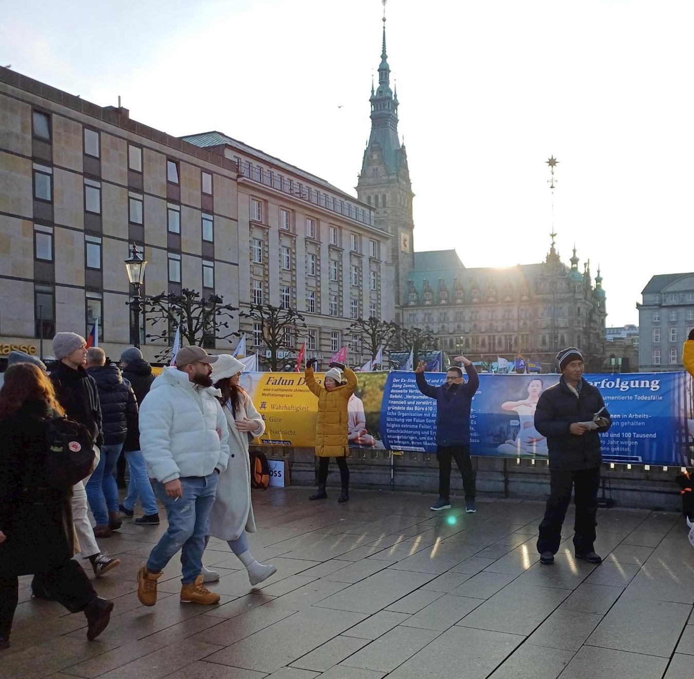 '图1:二零二四年十一月二十三日,德国汉堡的法轮功学员在旅游景点里森丹姆桥讲真相'