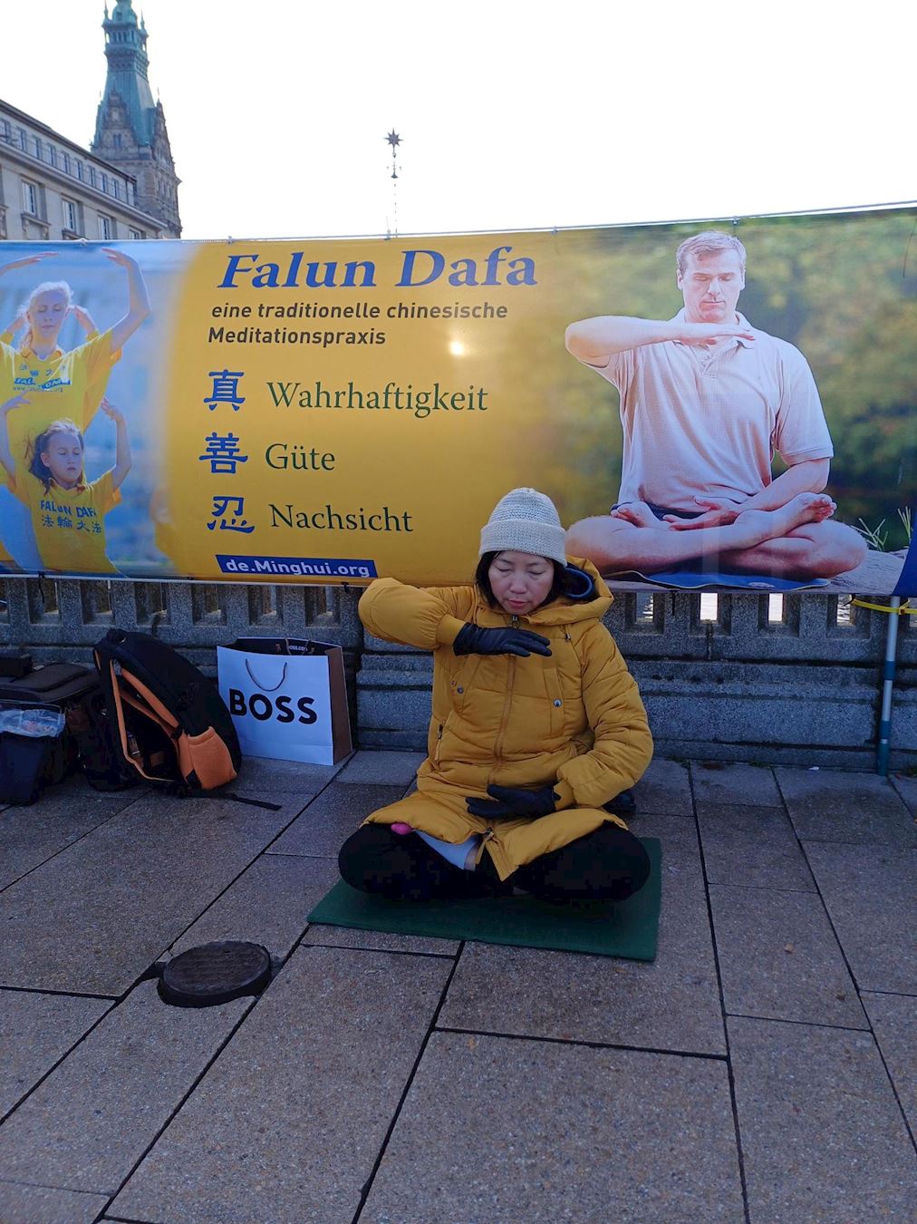 '图2:学员们在真相点展示法轮功五套功法。'