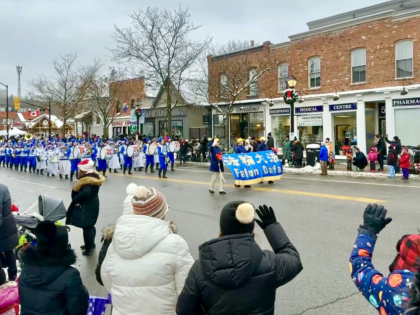 图1~9:天国乐团和腰鼓队参加多伦多等几个城市的圣诞游行。