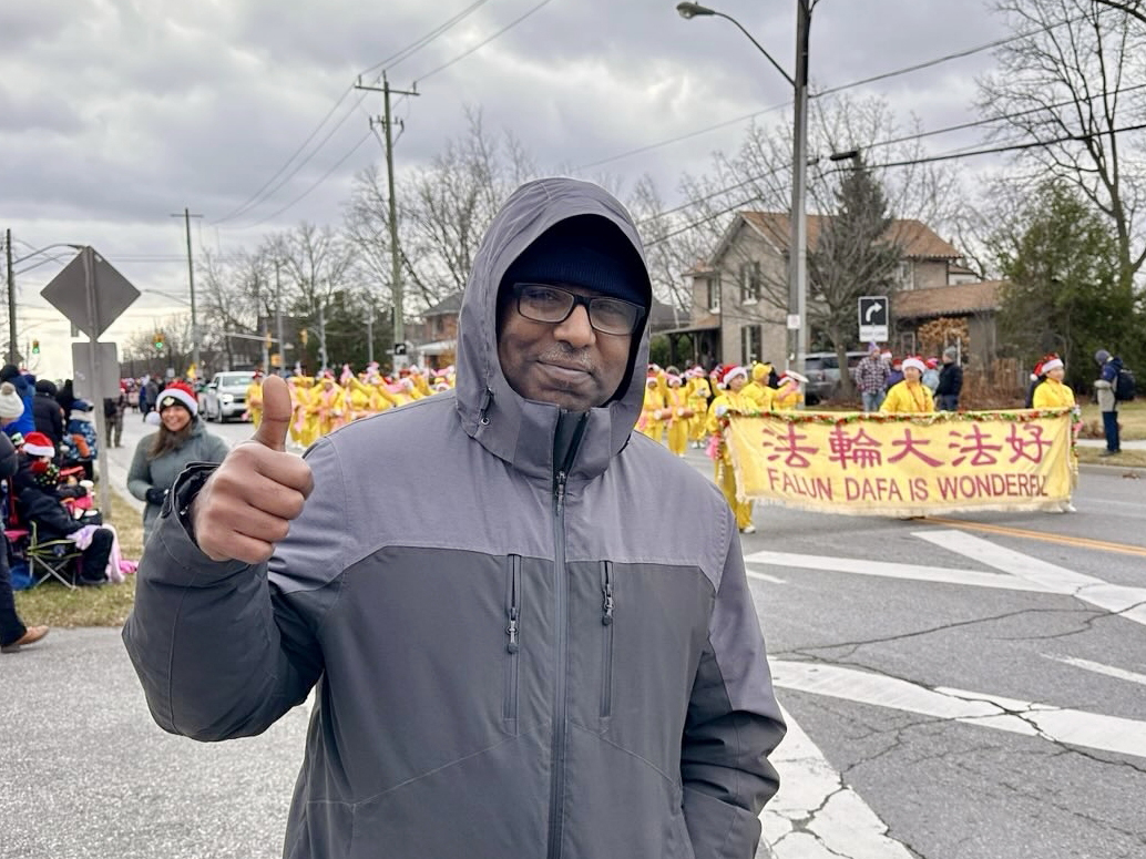 图11:埃什被天国乐团的音乐吸引,并感谢学员参加圣诞游行。