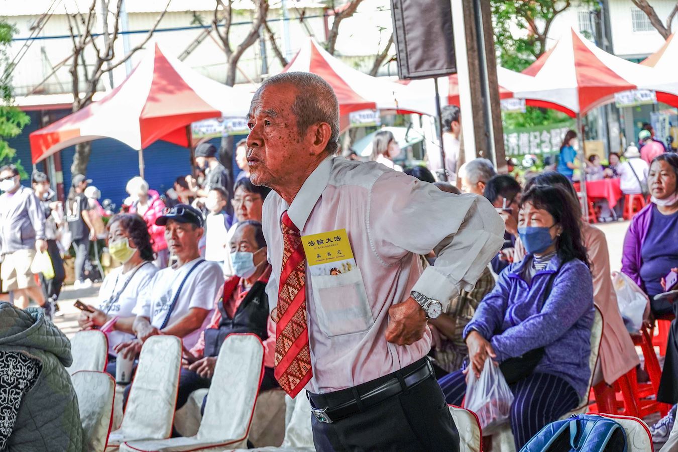 '图1~4:法轮功学员受邀在番茄节舞台上演示五套功法,台下有民众跟着一起学炼。'