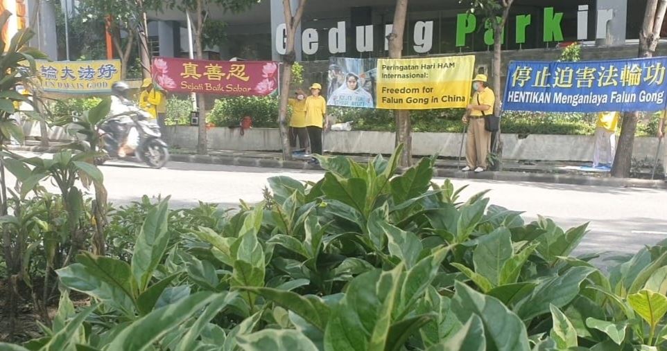 '图1:十二月七日上午,法轮功学员在泗水市中领馆前举行和平集会。'