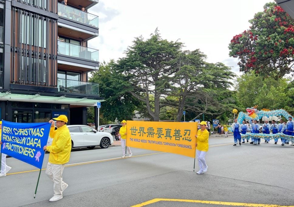 '图6~10:二零二四年十二月七日,由新西兰法轮功学员组成的天国乐团和舞龙队参加了奥克兰Browns Bay区圣诞游行。'