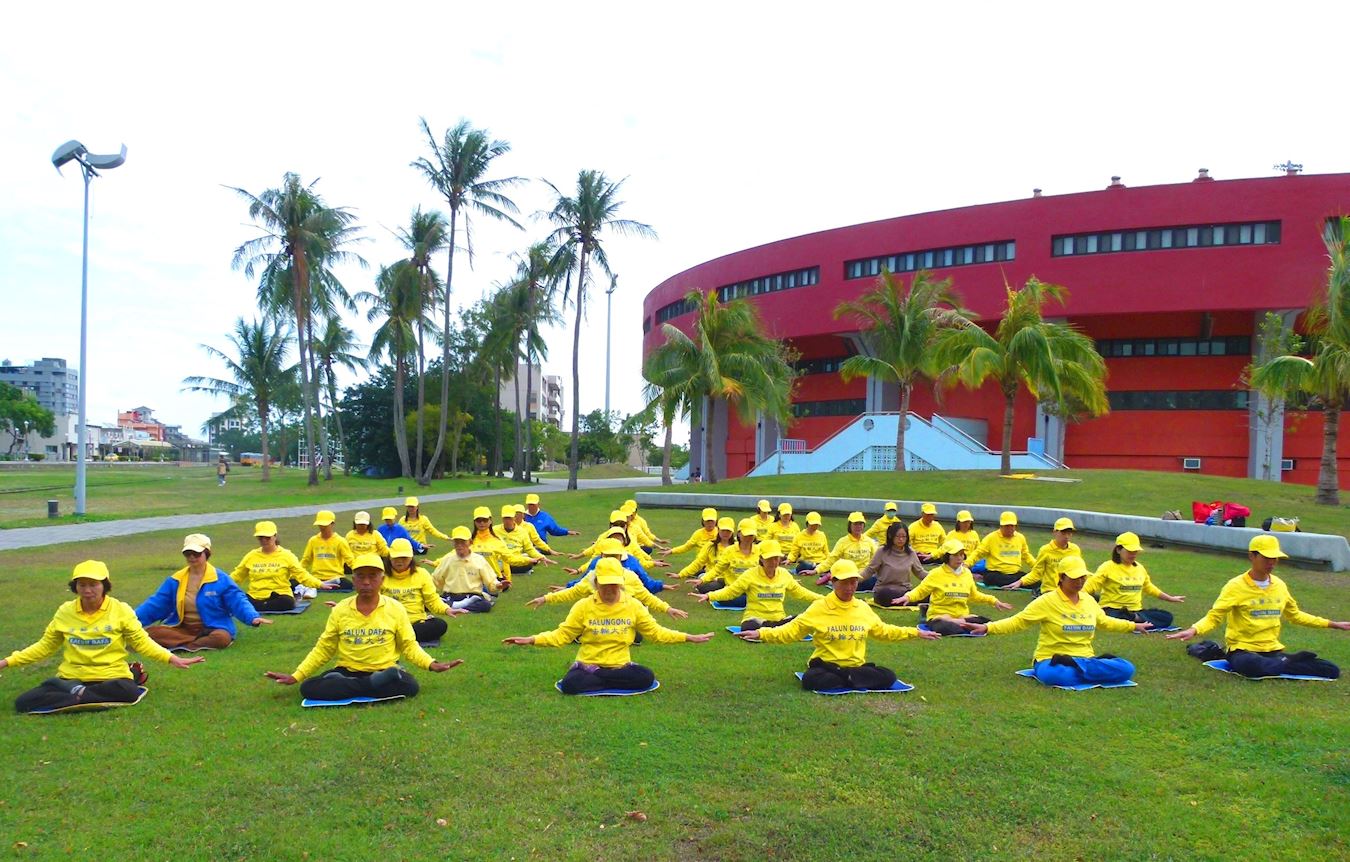 '图3:法轮功学员集体炼功,展现功法的祥和美好。'