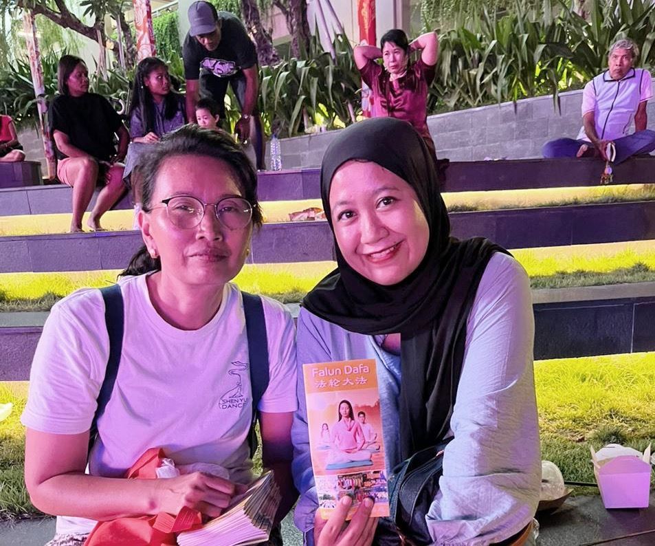 '图4:欧克达(右)认为人们都应该知道中共活摘法轮功学员人体器官的罪行。'