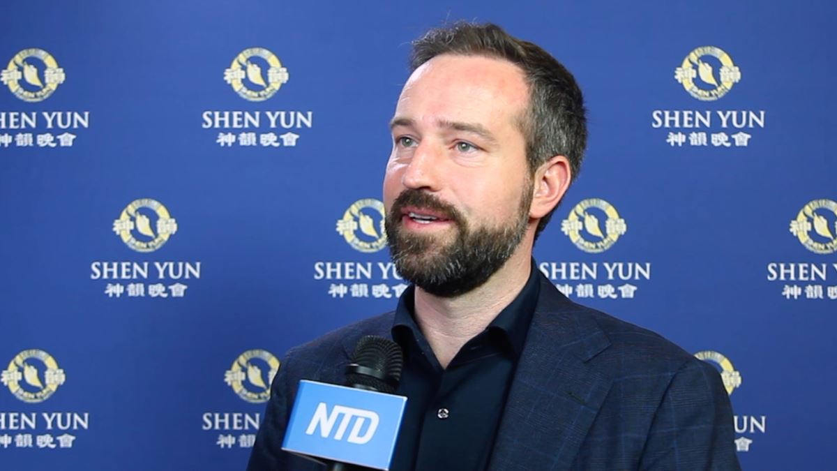 '图3:萨尔茨堡州副州长斯特凡·施诺尔(Stefan Schnöll)观赏了神韵演出后说:“我很激动,我真的很激动。我一定推荐(神韵)。奇妙的幻想、绚丽的色彩、优美的演出。太棒了。”(新唐人电视台)'