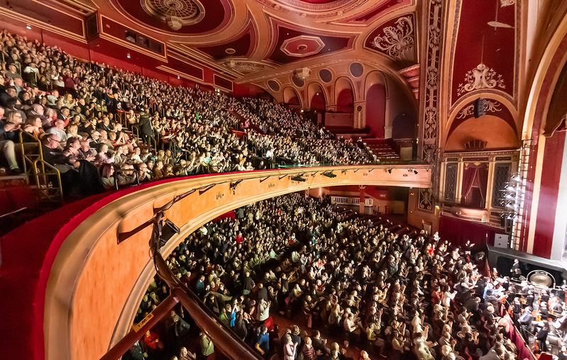 '图4:龙年初一(二月十日),神韵新纪元艺术团在利物浦帝国剧院(Liverpool Empire Theatre)上演了两场演出,均大爆满。(大纪元)'