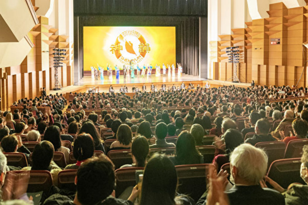 图1:二零二四年一月二十九日,神韵纽约艺术团在东京文京市民音乐厅(Bunkyo Civic Hall)首场演出大爆满,一票难求,主办方不得不开放原本不卖的座位以满足观众的需求。(大纪元)