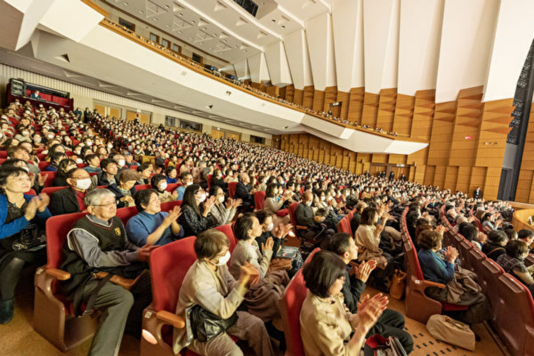 图2:二零二四年一月三十一日,神韵纽约艺术团在东京文京市民音乐厅(Bunkyo Civic Hall)举行了第四场演出,也是最后一场演出。票房依旧火爆,出现连续四场全部大爆满的盛况。当天的演出一票难求,主办方除了开放预定之外的座位,还不得不追加临时座位,以此满足观众观看神韵的热情。(大纪元)