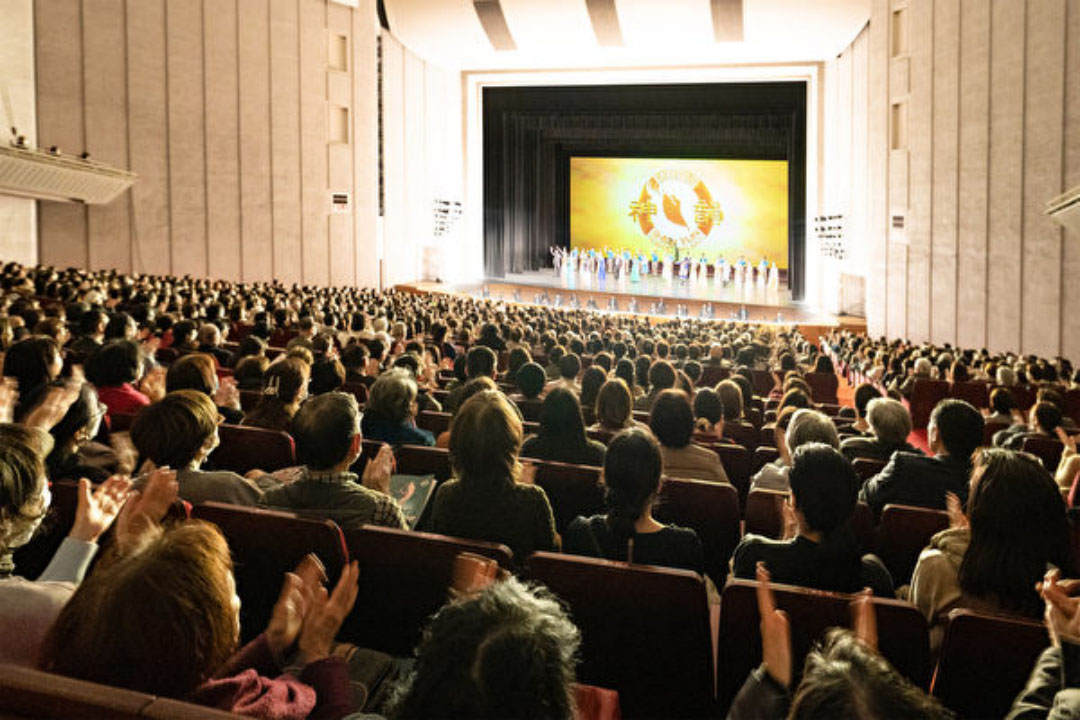 图5:二零二四年二月十六日下午,神韵纽约艺术团在福冈太阳宫音乐厅(Fukuoka Sunpalace Hall)的第三场演出、也是神韵日本巡回演出的最后一场演出,再度大爆满,演出在观众的热烈掌声中落下帷幕。(大纪元)