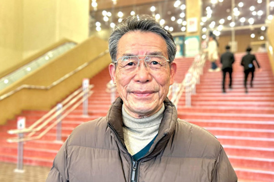 图7:二零二四年二月十二日下午,映像制作公司老板村上登志男(Murakami Toshio)观看了神韵纽约艺术团在神户文化大厅(Kobe Bunka Hall)进行的第三场演出。(大纪元)