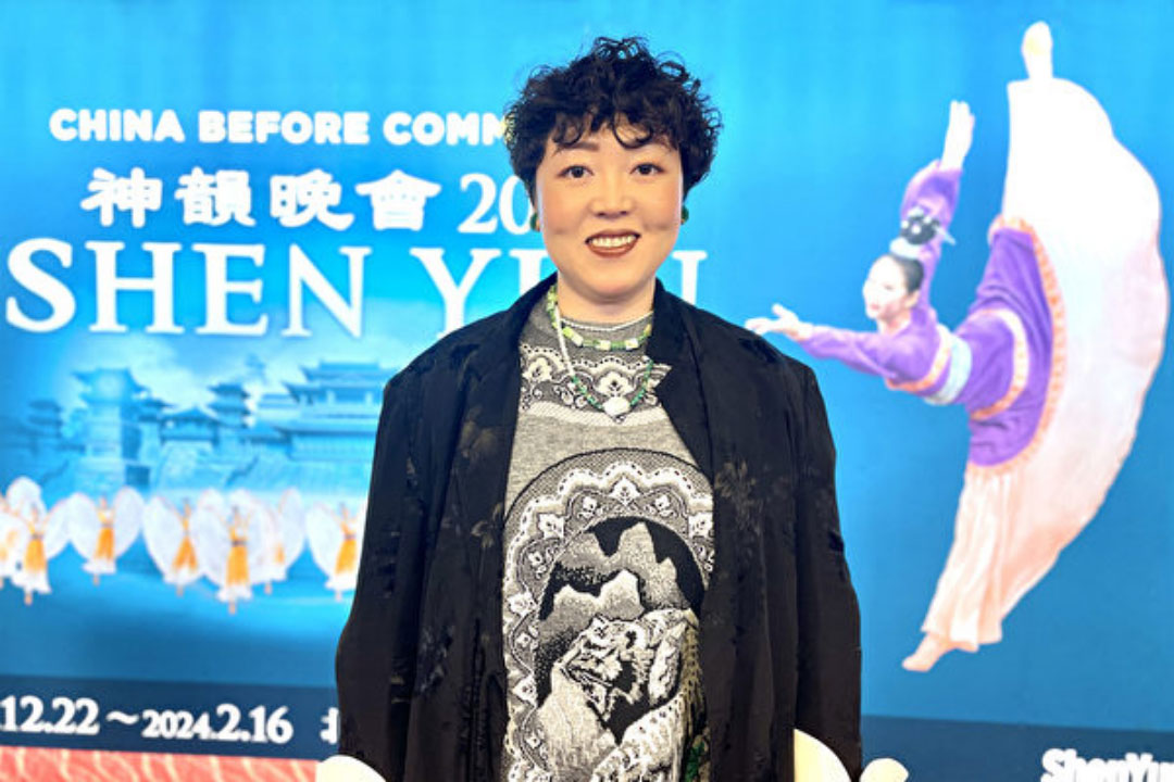 图9:二零二四年一月三十一日下午,手工绘画设计旅日华人陈女士在东京文京市民音乐厅(Bunkyo Civic Hall)观看了神韵艺术团的最后一场演出,对神韵艺术团赞口不绝。(大纪元)