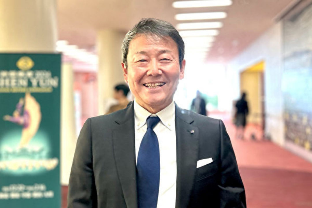 图14:株式会社丸屋董事长原康一(Hara Koichi)二零二四年二月十六日下午,观看了神韵纽约艺术团在福冈太阳宫音乐厅(Fukuoka Sunpalace Hall)的第三场演出。(大纪元)