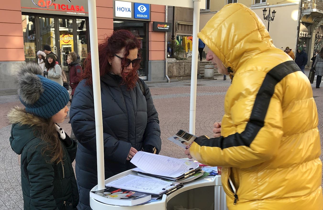 '图2:一对母女表示支持法轮功学员。'