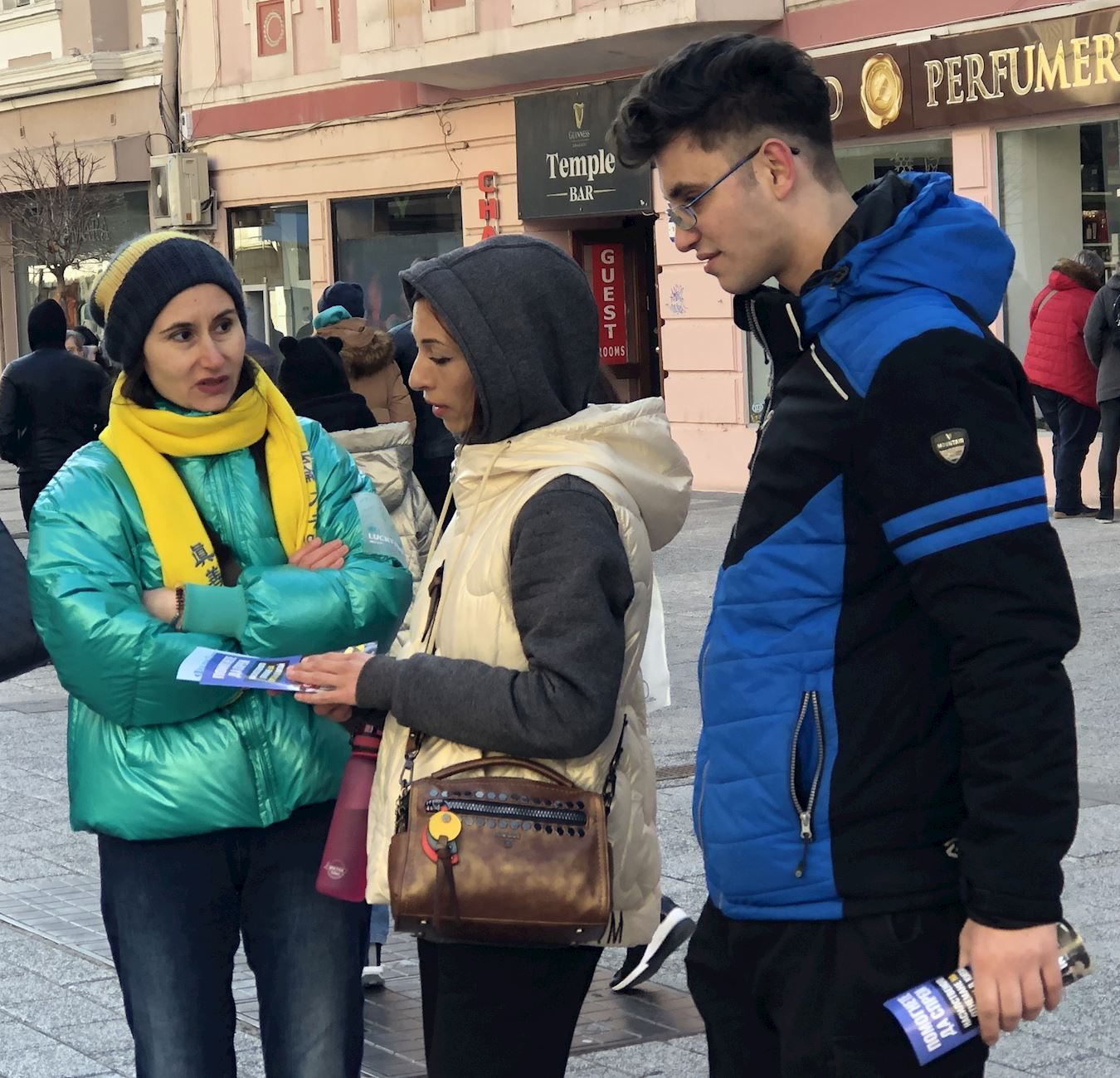 '图3:两个来自乌克兰的路人认真倾听学员讲真相。'