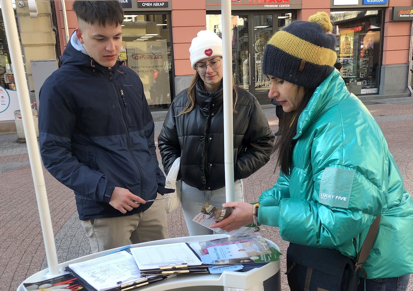 '图4:年轻人和女友在阅读真相资料。'