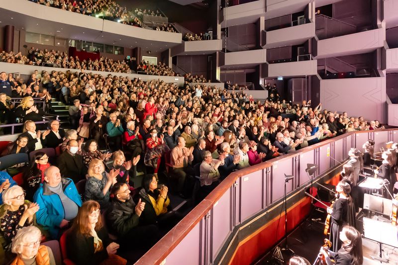 '图2:二零二四年一月二十日至二十三日,神韵新纪元艺术团在英国北安普顿(Northampton)王室登盖特剧院(Royal & Derngate)上演了五场演出,场场一票难求。图为二十三日的演出的现场盛况。(大纪元)'