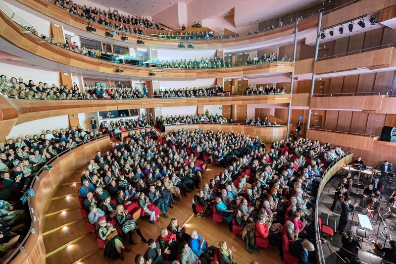 '图3:二零二四年一月二十九日至三十一日,美国神韵环球艺术团在意大利乌迪内乔瓦尼新剧院(Teatro Nuovo Giovanni da Udine)上演了三场演出,场场大爆满。图为三十日晚演出的现场盛况。(大纪元)'