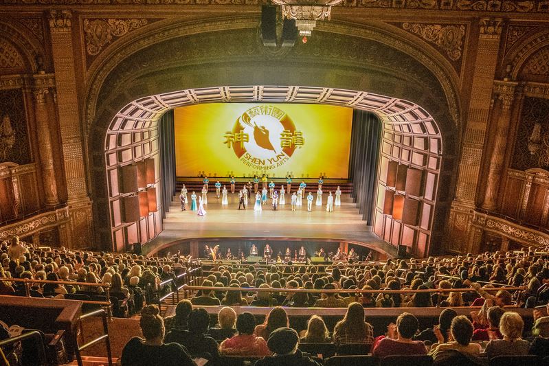 '图4:二零二四年一月二十七日和二十八日,神韵巡回艺术团于莅临美国宾州匹兹堡市的本尼德表演艺术中心上演了三场演出,均爆满。图为二十七日场演出结束时演员谢幕。(大纪元)'