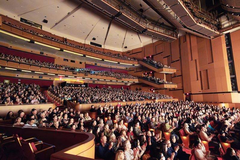 '图5:二零二四年一月二十七日晚,神韵世界艺术团在加州首府沙加缅度安全信用联盟表演艺术中心上演了在此四天六场演出的最后一场。演出结束时,观众纷纷起立热烈鼓掌、欢呼,向演员致意。图为二十七日下午场演出的现场盛况。(新唐人)'