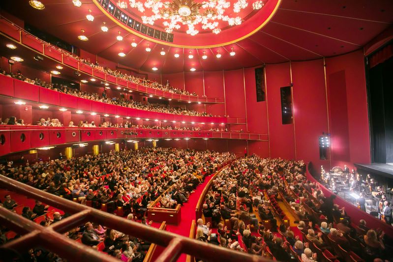 '图6:二零二四年一月二十六日晚,神韵新世界艺术团在美国首都华盛顿肯尼迪艺术中心歌剧院展开了今年在此八天十场演出的首场演出。周末场演出持续爆满。图为二十七日演出的现场盛况。(大纪元)'