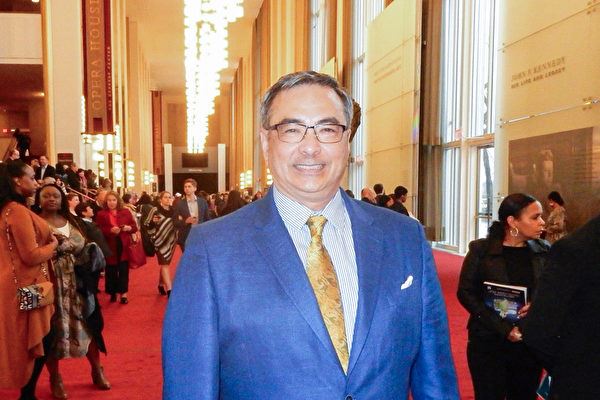 '图17:一月二十七日下午,美国国防部官员安东尼·莫斯切拉(Anthony Moschella)观看神韵演出后表示:“制作极为出色。”'