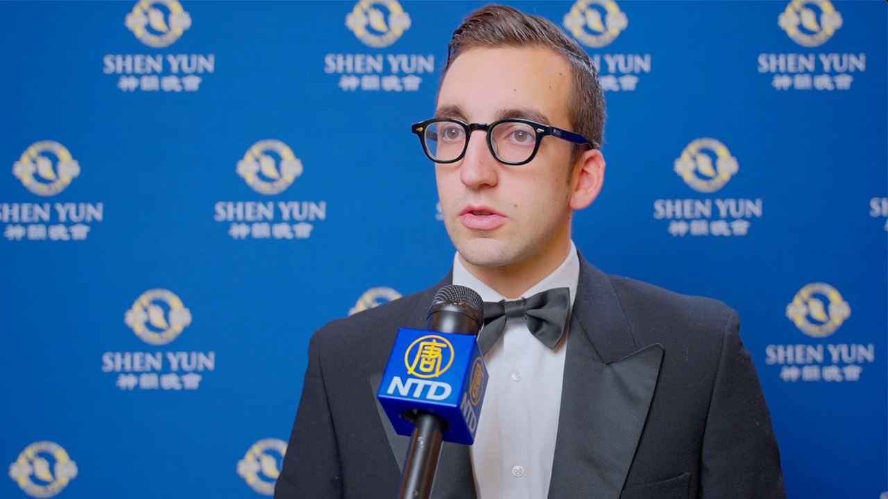 '图19:百年家族餐厅老板卡罗·贝尔贡齐(Carlo Bergonzi)说:“感谢神韵艺术家们。”(新唐人)'