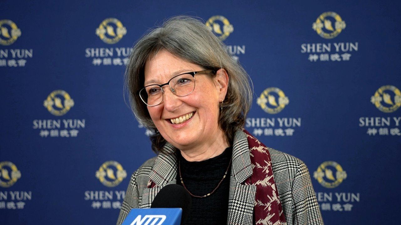 '图10:前巴符州地区文化局长刘易斯·谢弗-格鲁勒(Maria-Luise Schäfer-Gruler)赞神韵:“很了不起,真的是一部艺术巨作。编舞,服饰,音乐,我觉得一切都协调得无比出色。”'
