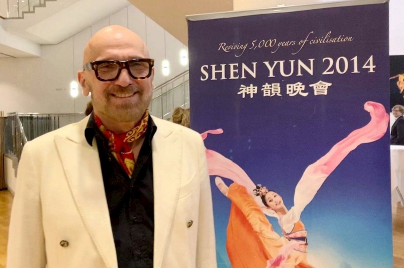 '图12:二零二四年二月十五日晚,地产、艺术品及投资商人托马斯·法尔克(Thomas Falk)在德国路德维希堡王宫花园剧院(Forum am Schlosspark)观看了美国神韵环球艺术团的演出。(大纪元)'
