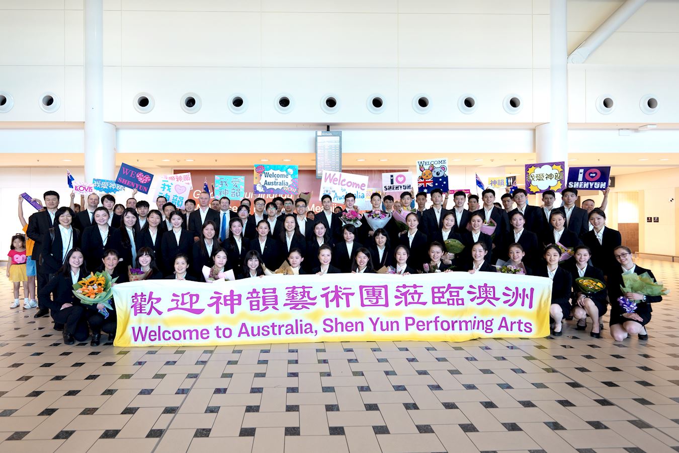 '图1:二零二四年二月十九日清晨,美国神韵纽约艺术团抵达澳洲的阳光之州——昆州布里斯班国际机场,在澳大利亚六城市展开三十一场演出。(大纪元)'
