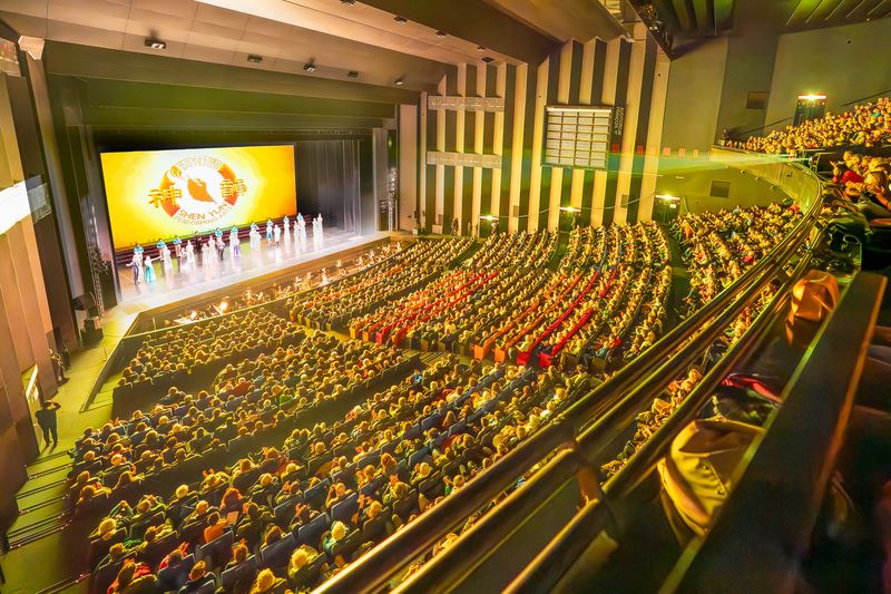 '图13:二零二四年二月二十二日至二十五日,神韵世界艺术团在法国图尔国际会议中心(Palais des Congrès de Tours)上演了五场演出,票房在两个多月前已经售罄。图为二十五日现场大爆满的盛况。(大纪元)'
