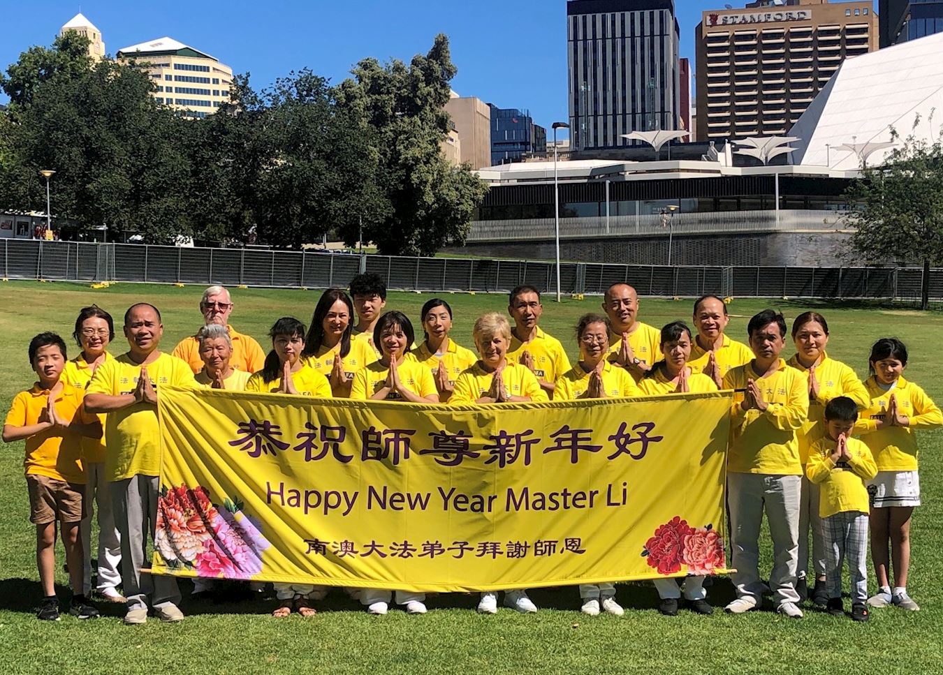 '图5:澳洲阿德莱德部份法轮功学员恭祝师父新年好'