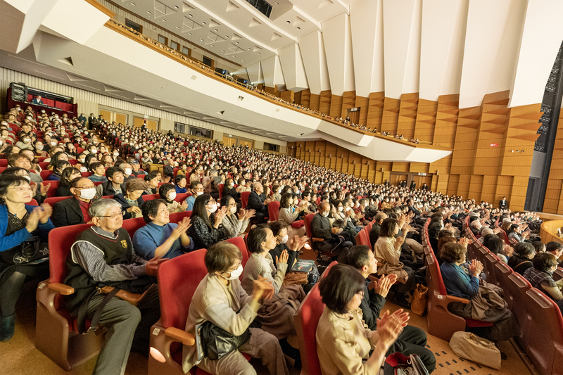 图4:二零二四年一月三十一日,神韵纽约艺术团在东京文京市民音乐厅(Bunkyo Civic Hall)举行了第四场演出,也是最后一场演出。票房依旧火爆,出现连续四场全部大爆满的盛况。当天的演出一票难求,主办方除了开放预定之外的座位,还不得不追加临时座位,以此满足观众观看神韵的热情。(大纪元)