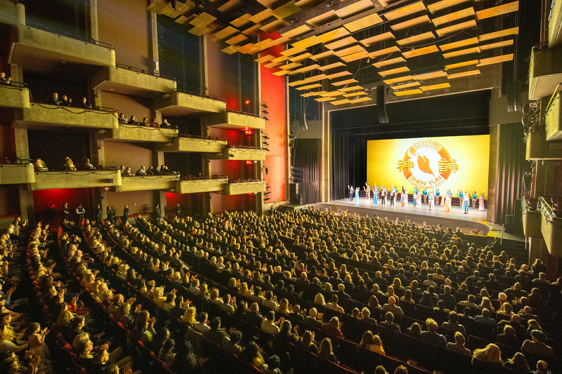 图9:二零二四年二月四日下午,美国神韵北美艺术团在印第安纳波利斯巴特拉艺术中心克劳斯纪念堂(Clowes Memorial Hall, Butler Arts Center)上演了第三场演出,也是本季在当地的最后一场演出,票房售罄,主办方打开了部份看不全背景天幕的座位,以回应观众的需求。(大纪元)