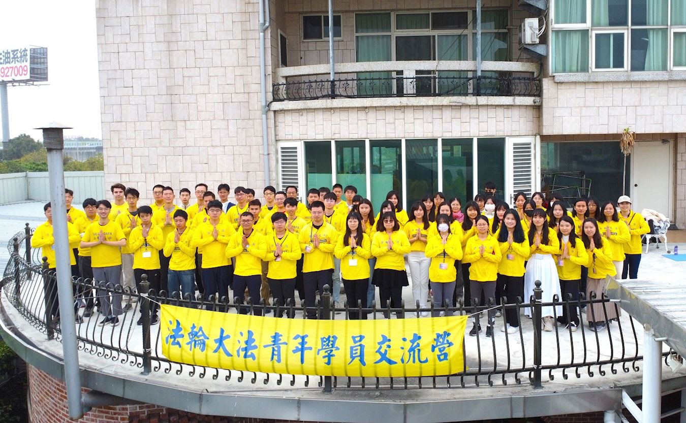 '图1:二零二四年二月四日,时值中国新年的到来,青年学子双手合十,向尊敬的李洪志师父拜年:“恭祝师尊新年好”,表达内心最真挚的祝愿。'