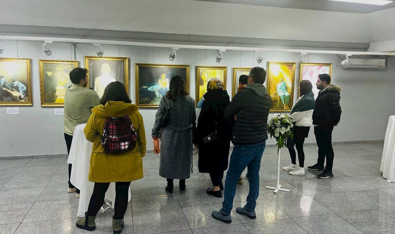 '图1:二零二四年二月十六日至二十五日,“真善忍国际美展”在土耳其伊斯坦布尔巴克尔柯伊市(Bakırköy)的尤努斯·埃姆雷文化中心(Yunus Emre Cultural Center)举办。观众表示,美展上的作品内涵深邃,引人深思。'