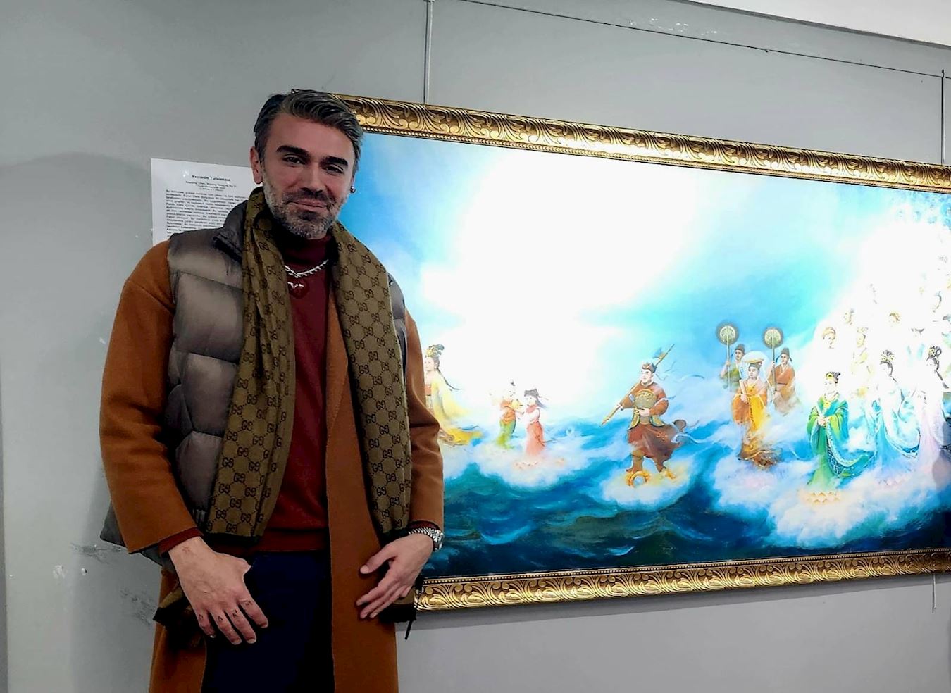 '图3:凯末尔·多古鲁(Kemal Doğulu)来参观真善忍美展。'