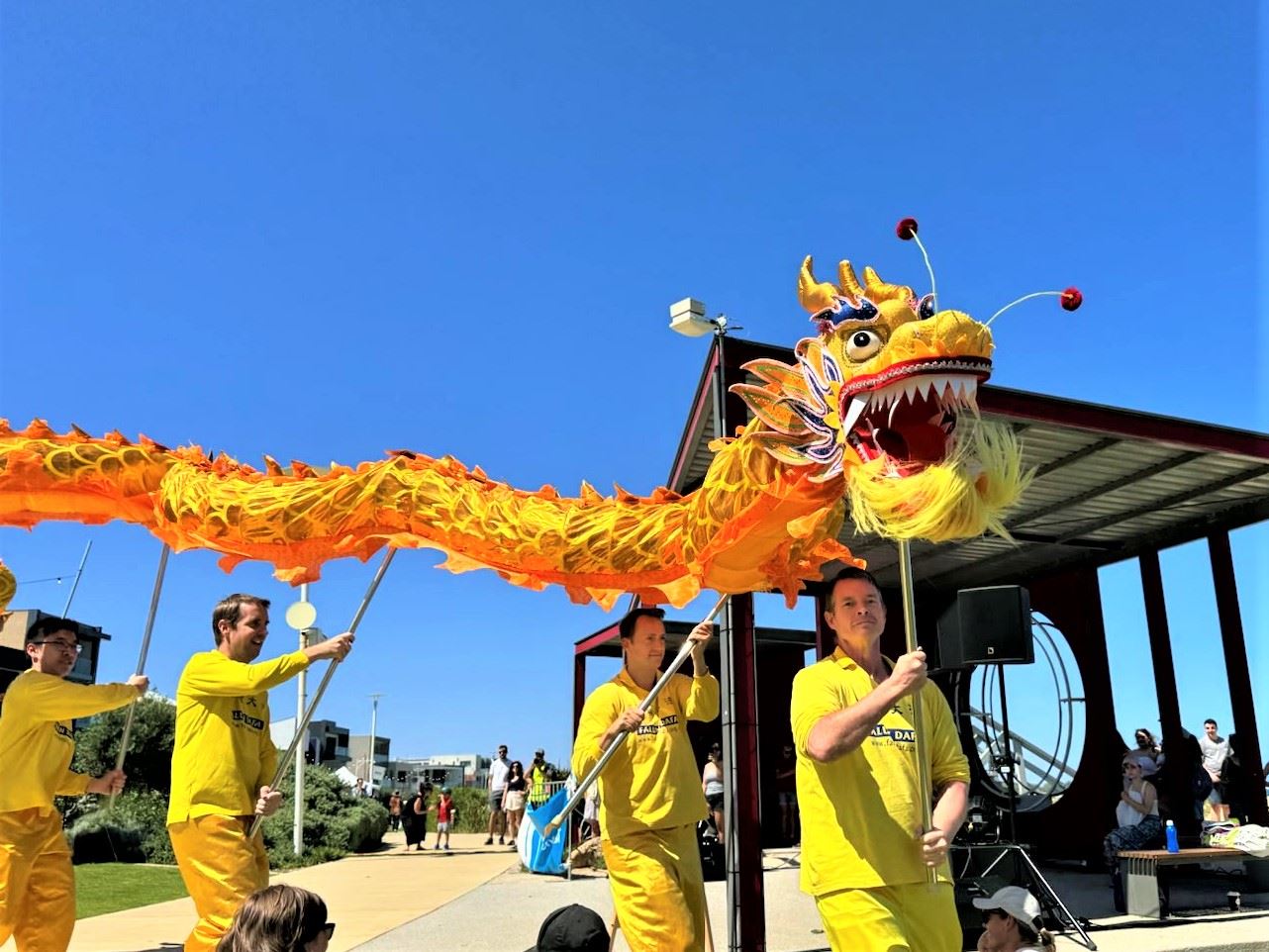 '图4:法轮功学员在“库吉活力(Coogee Live)”活动中表演舞龙。'