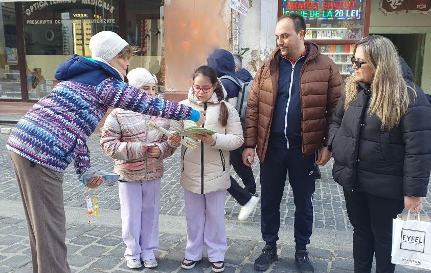 图5:萨拉和丽贝卡通过《莲花的故事》一书了解了真、善、忍的原则。